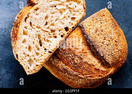 Golden Crusty Sourdough Brotlaib Stockfoto
