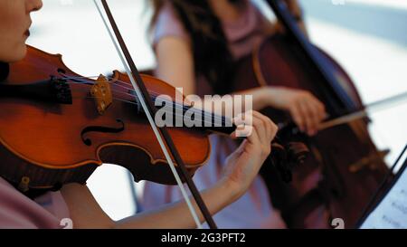 Gruppe Von Geigern Und Cellisten Auf Terrasse Stockfoto
