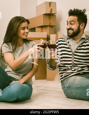 Lächeln Mann und Frau, die Wein trinken, feiern, neues Haus zu kaufen. Stockfoto