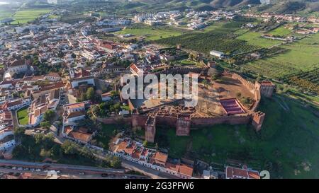 Das portugiesische historische Dorf Silves, Alentejo-Zone der Algarve, Blick vom Himmel, Luftaufnahme. Festung und Kirche im Vordergrund. Stockfoto