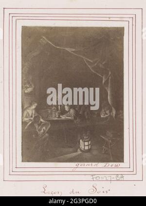 Fotoproduktion von (vermutlich) einem Druck auf das Gemälde die Abendschule von Gerard Dou. Teil des Albums mit Fotos und Lithographien von Sehenswürdigkeiten in Nord- und Südholland, Gemälden und Kostümen. Stockfoto