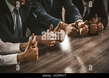 Das Business Team Zeigt Erfolgreich Gesten Mit Den Daumen Nach Oben Stockfoto