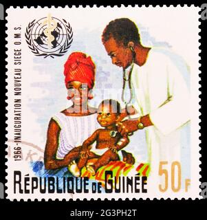 MOSKAU, RUSSLAND - 22. MÄRZ 2020: Die in Guinea gedruckte Briefmarke zeigt die Weltgesundheitsorganisation in Genf, Einweihung der W.H.O. Hauptquartier, Genev Stockfoto