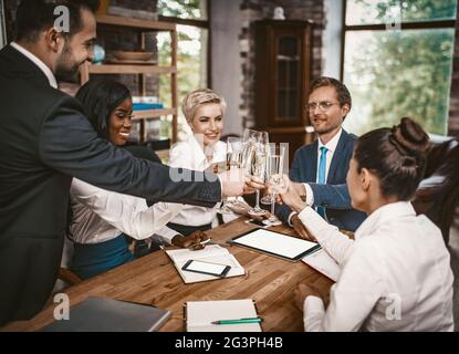 Firmenfeier Des Multi-Ethnic Business Teams Im Büro Stockfoto