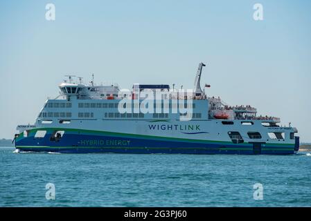 Die Wightlink-Fahrzeugfähre MV Victoria of Wight in the Solent auf einer Überfahrt nach Fishbourne, IOW am 14. Juni 2021. Stockfoto