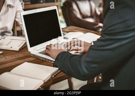 Kaukasische Männliche Hände Tippen Auf Laptop, Nahaufnahme Stockfoto