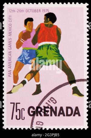 MOSKAU, RUSSLAND - 29. MÄRZ 2020: Die in Grenada gedruckte Briefmarke zeigt Boxing, 7. Panamerikanische Spiele-Serie, um 1975 Stockfoto