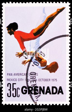 MOSKAU, RUSSLAND - 29. MÄRZ 2020: Die in Grenada gedruckte Briefmarke zeigt Gymnastik, 7. Panamerikanische Spiele-Serie, um 1975 Stockfoto