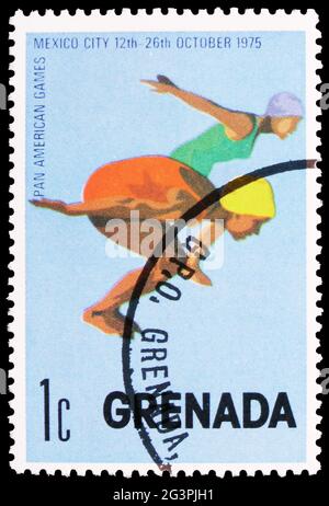 MOSKAU, RUSSLAND - 29. MÄRZ 2020: Die in Grenada gedruckte Briefmarke zeigt Schwimmen, 7. Panamerikanische Spiele-Serie, um 1975 Stockfoto