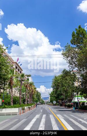 Die Panepistimiou Avenue, einer der belebtesten (normalerweise) Straßen in Athen, Griechenland, ist jetzt während eines Generalstreiks leer. Stockfoto