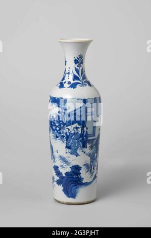 Vase (Rollstuhl) mit einem Unternehmen in einer Landschaft. Zylindrische Vase (Trolley) aus Porzellan mit einem schmalen, ausladenden Hals, in Unterglasur blau lackiert. An der Wand ein hochwertiger Pavillon für einen Pavillon in einer Landschaft mit zwei Dienern mit Laufrädern hinter ihm. Zusätzlich zu ihnen zwei Diener. Er empfängt eine Dame, hinter ihr ist ein anderer Mann. Es gibt Felsen und Pflanzen in der Landschaft. Am Hals viermal ein Tulpenmotiv, getrennt durch eine Perle mit Punkten. Der Boden ist unglasiert. Transition Porzellan. Stockfoto