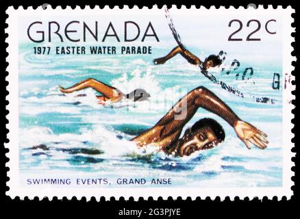 MOSKAU, RUSSLAND - 29. MÄRZ 2020: Briefmarken gedruckt in Grenada zeigt Schwimmen, Ostern Wasserparade Serie, um 1977 Stockfoto