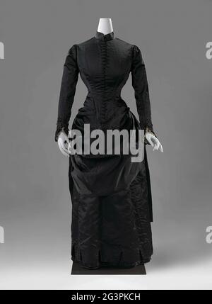 Schwarzes Hochzeitskleid. Nach 1820 waren die meisten Hochzeitskleider weiß, und so ist dieses schwarze Beispiel ungewöhnlich. Die Braut ließ ihr Kleid von Wilhelmine Wildermann machen, einer Näherin, die in einer der bekannten Hauptstraßen von Karlsruhe (Baden-Württemberg) ein Geschäft besaß. Der Schnitt von Brautkleidern in diesem Bundesland stand immer im Einklang mit der Mode. Die Farbe war jedoch in der Regel schwarz, da Frauen traditionell schwarze Kleider in der Kirche trugen. Stockfoto