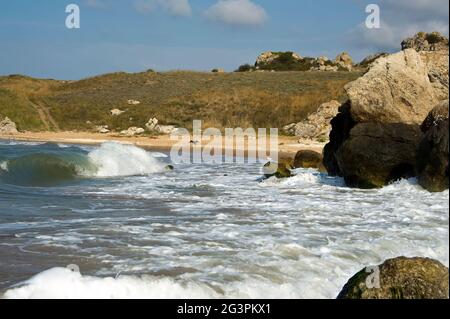 Malerische Felsen am Asowschen Meer. Stockfoto