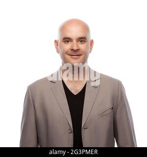 Attraktiver kahler Mann in beiger Jacke auf weißem Hintergrund isoliert Stockfoto