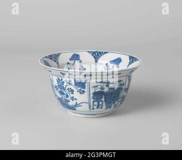 Schale (Falthut) mit blühenden Pflanzen und glückverheißenden Objekten. Schale aus Porzellan mit einem Wellenschliff, in Unterglasur blau lackiert. Die Außenwand ist in sechs Fächer unterteilt, die abwechselnd mit blühenden Pflanzen mit Felsen und Wertgegenständen, Antiquitäten und Glücksgegenständen (Artemisia-Blatt, Pfauenfedern, Rollen, Bücher usw.) gefüllt sind. Pflanzen blühen auf dem Boden an einem Felsen. Die Innenwand ist ebenfalls in sechs Fächer mit je einem Blumenzweig unterteilt; zwischen den Gängen ein Hakenkreuz-Muster. Der äußere Rand mit viermal einem Blumengetränk. Auf der Unterseite mit dem Zeichen 'Yù' in einem Dub markiert Stockfoto