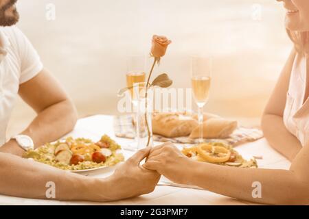 Porträt von liebevollen Paar auf Abendessen Dating auf weißem Hintergrund. Beziehungskonzept. Romantisches Konzept. Weißer Hintergrund Stockfoto