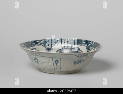 Schale (Falthut) mit glückverheißenden Symbolen, Quasten und Blütensprays. Schale aus Porzellan, in Unterglasur blau lackiert. Auf dem Boden Glückssymbole und Pinsel. An der Innenwand vier scalloped Kartuschen mit Glückssymbolen oder Pflanzen. Der innere Rand mit Blütenzweigen. Die Außenwand ist in vier breite Fächer mit einer Art Perlmutt-Motiv und vier schmale Fächer unterteilt. Die Form und die Dekorationen sind im Einklang mit dem chinesischen Squirrch Porzellan. Gesprungene Glasur; einige Goldlack-Restaurationen; Bakzand auf dem Boden. Blauweiß. Stockfoto