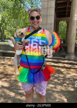 Schwuler Mann mit seinem Hund während des Gay Pride Monates auf dem Weg mit anderen Haustierbesitzern zum Hundeteich im Prospect Park an einem heißen Junitag. Stockfoto