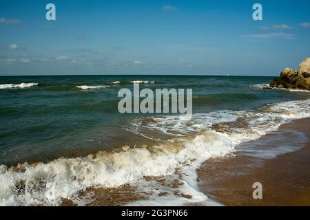 Strand an den Felsen am Ufer des Asowschen Meeres. Stockfoto