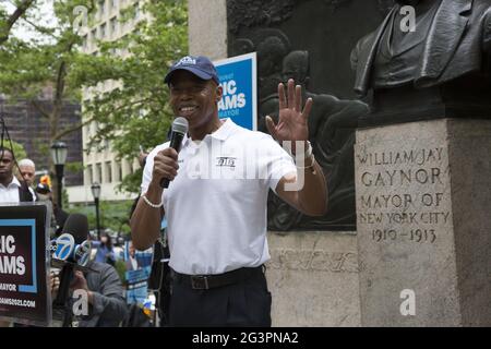 Eric Adams und seine Anhänger haben eine Kundgebung, als der Präsident von Brooklyn Borough für den Bürgermeister von New York City kandidiert. Cadman Plaza, Brooklyn, New York. Stockfoto