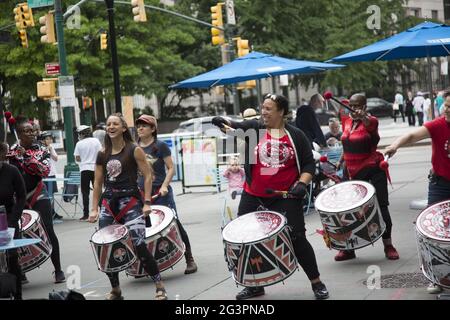 Batala-Trommler üben auf einem platz in der Innenstadt von Brooklyn. Stockfoto