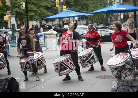 Batala-Trommler üben auf einem platz in der Innenstadt von Brooklyn. Stockfoto