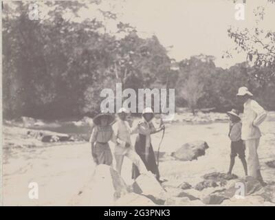 Am Fluss. Eine Gruppe von Männern und Frauen, darunter Andries Boom, an einem Flussufer der Sarakreek in Suriname, September 1911. Teil des Fotoalbums der Familie Boom-Gonggrijg in Suriname und Curaçao. Stockfoto