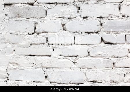 Abdruck mit flachen Aussparungen auf Karton. Nahaufnahme der Papieroberfläche. Stockfoto