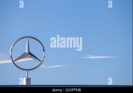 Glänzendes Metall-Logo eines Mercedes Benz. Deutschland, Bremen, am 6. Mai 2020. Stockfoto