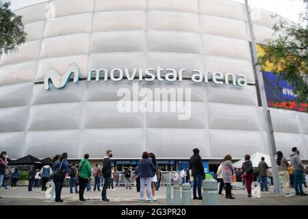 Bogota, Kolumbien. Juni 2021. Hunderte von Menschen stellen sich an, um am 17. Juni 2021 in der „Movistar Arena“ in Bogota, Kolumbien, die zweite Dosis des Impfstoffs Pfizer´s covid 19 zu erhalten. Kurz nachdem Kolumbien mit der Impfung von Bürgern über 45 Jahren begonnen hatte. Kredit: Long Visual Press/Alamy Live Nachrichten Stockfoto