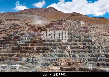 Blick von oben auf eine Tagebau-Kupfermine in Chile Stockfoto