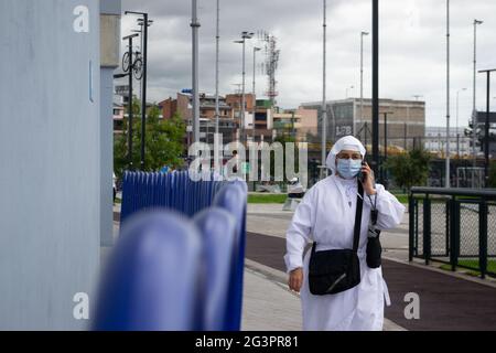 Bogota, Kolumbien. Juni 2021. Mitten in der Impfung gegen Covid 19 geht eine Nonne am 17. Juni 2021 in der Nähe des Impfpostens „Movistar Arena“ in Bogota, Kolumbien. Kurz nachdem Kolumbien mit der Impfung von Bürgern über 45 Jahren begonnen hatte. Kredit: Long Visual Press/Alamy Live Nachrichten Stockfoto