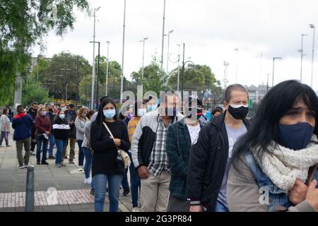 Bogota, Kolumbien. Juni 2021. Hunderte von Menschen stellen sich an, um am 17. Juni 2021 in der „Movistar Arena“ in Bogota, Kolumbien, die zweite Dosis des Impfstoffs Pfizer´s covid 19 zu erhalten. Kurz nachdem Kolumbien mit der Impfung von Bürgern über 45 Jahren begonnen hatte. Kredit: Long Visual Press/Alamy Live Nachrichten Stockfoto