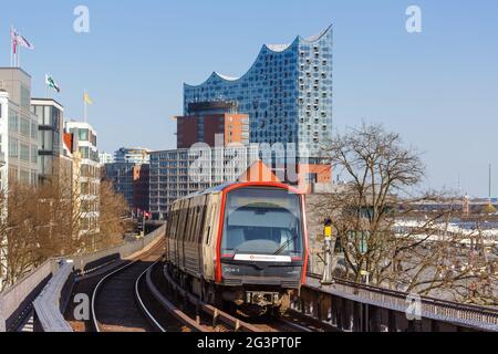 Hamburg, Deutschland - 20. April 2021: Hochbahn U-Bahnhof Landungsbrücken mit Elbphilharmonie-Gebäude in Hamburg, Deutschland. Stockfoto