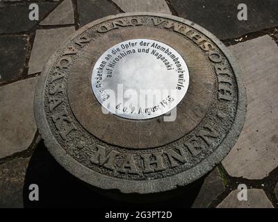 Denkmal für die Opfer der Atombombenanschläge auf Hiroshima und Nagasaki auf der LukashÃ¼gel Magdeburg Stockfoto