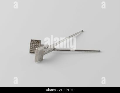 Waffeleisen mit rundem Stiel und Knopf. Eisen aus Waffeleisen; runder Stiel, der mit einem Knopf endet; mit Scharnieren. Stockfoto