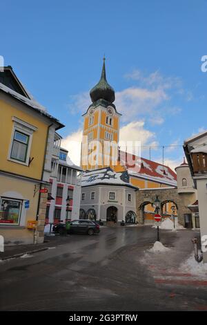 ÖSTERREICH, STEIERMARK, SCHLADMING - 18. JANUAR 2019: Blick auf die Stadt mit der katholischen Kirche in Schladming Stockfoto