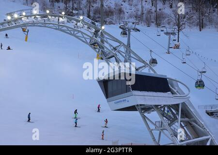 ÖSTERREICH, STEIERMARK, SCHLADMING - 18. Januar 2019: Skygate über dem Planai-Skistadion Stockfoto