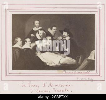 Fotoproduktion (vermutlich) eines Abdrucks zum Gemälde die anatomische Lektion von Nicolaes Tulpe von Rembrandt. Teil des Albums mit Fotos und Lithographien von Sehenswürdigkeiten in Nord- und Südholland, Gemälden und Kostümen. Stockfoto