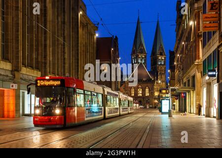 Bremen, Deutschland - 19. April 2021: Straßenbahn AEG Adtranz GT8N Bahnhof Obernstraße in Bremen, Deutschland. Stockfoto