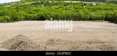 Pontypridd, Wales - Juni 2021: Land auf einem braunen Feldgelände, das für eine neue Wohnsiedlung freigelegt wurde Stockfoto