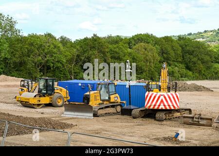 Pontypridd, Wales - Juni 2021: Baumaschinen auf einer Baustelle bereit für die Arbeit an einem neuen Wohnbau zu beginnen Stockfoto