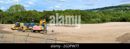 Pontypridd, Wales - Juni 2021: Baumaschinen auf dem Land, das für eine neue Wohnsiedlung freigegeben wurde Stockfoto