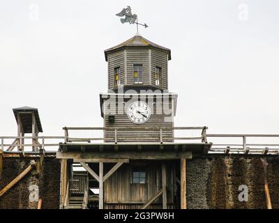 Uhrenturm auf dem Graduierungsturm SchÃ¶nebeck im Kurpark von SchÃ¶nebeck / Bad Salzelmen Stockfoto