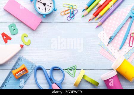 Bunte Schreibwaren auf blauem Schreibtisch Stockfoto