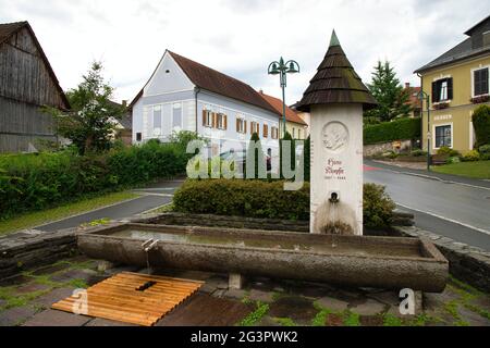 ÖSTERREICH, STEIERMARK, EIBISWALD - 25. JULI 2020: Hans Kloepfer Brunnen in Eibiswald Stockfoto