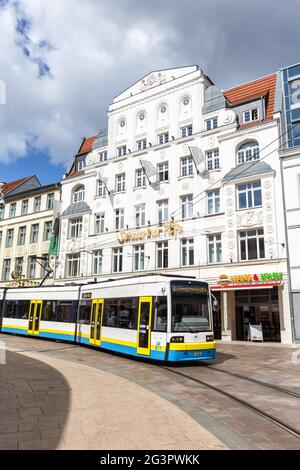 Schwerin, Deutschland - 22. April 2021: Straßenbahn öffentlicher Verkehr Bahnhof Marienplatz in Schwerin, Deutschland. Stockfoto