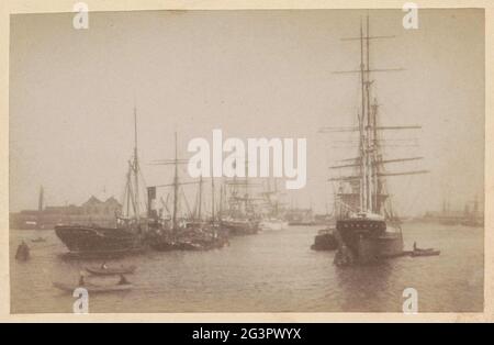 Schiffe zum Anker im Oosterdok in Amsterdam; Amsterdam. Das Oosterdok .. Teil des Fotoalbums mit Aufnahmen von Städten in Nord- und Südholland und Utrecht. Stockfoto