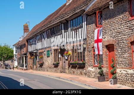 Alfriston, The George Inn, East Sussex, Großbritannien, mit englischer Flagge auf der Hütte Stockfoto